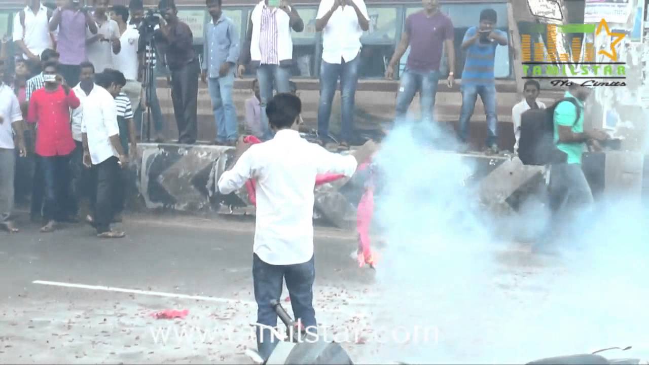 Kaththi Release at Udhayam Theatre