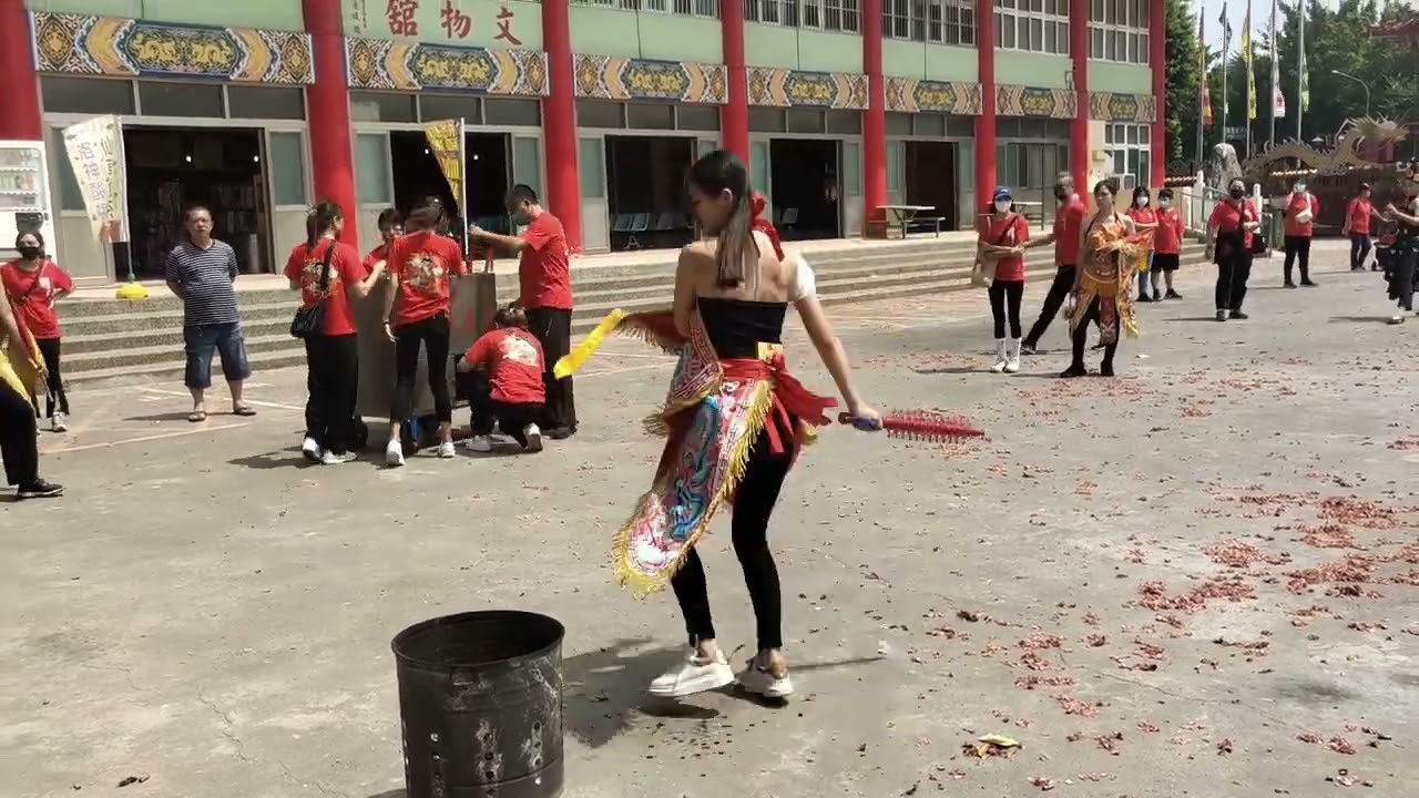 基隆日月太子宮年輕亮麗進香團令人驚艷,淨香手.中壇元帥.九龍太子.蓮花太子美女乩童 操五寶參拜