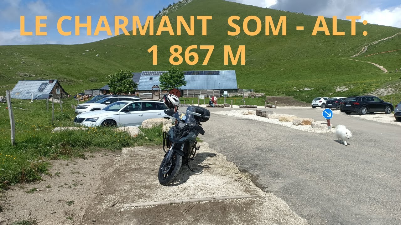 Chartreuse. Col de Porte route du Charmant Som , arivée à l'Auberge EN SUZUKI  V-STROM 800 SE