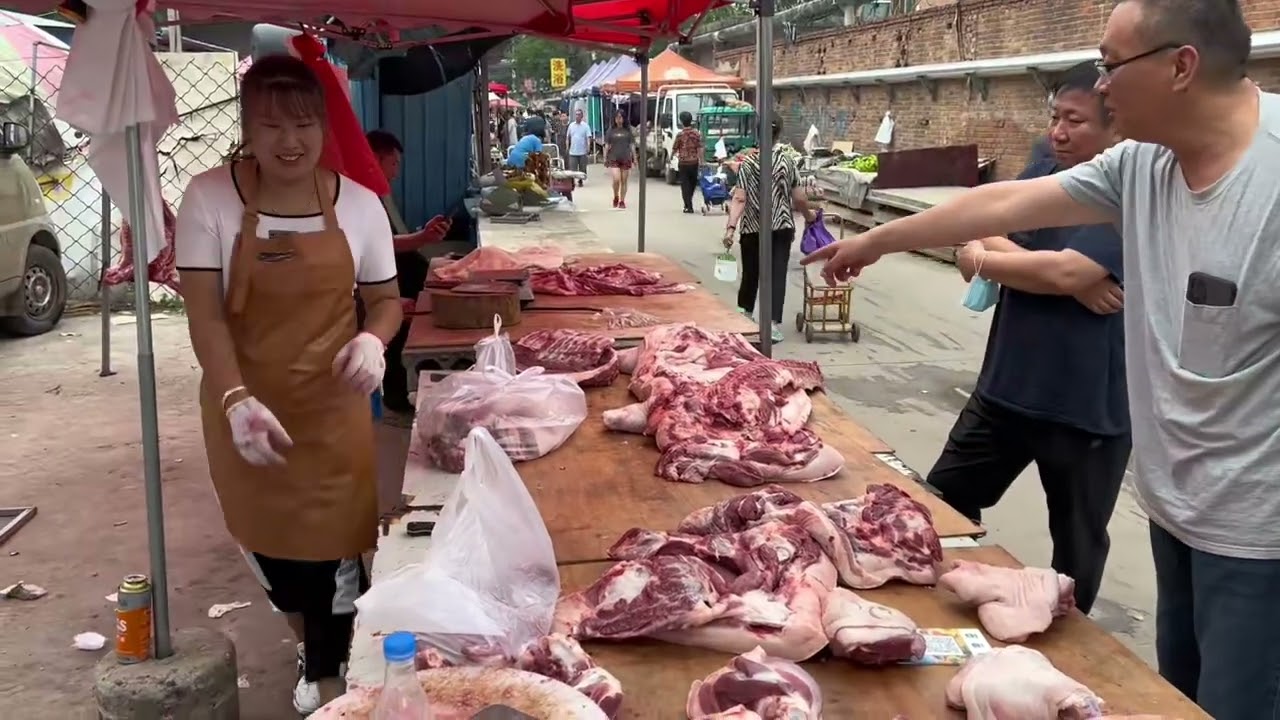 河北90后女老板生意真火爆，3头大黑猪一会抢光，挣大钱了 #放心肉 #正宗土猪肉 #猪肉 #人间烟火 #卖猪肉 #生态黑猪 #菜市场