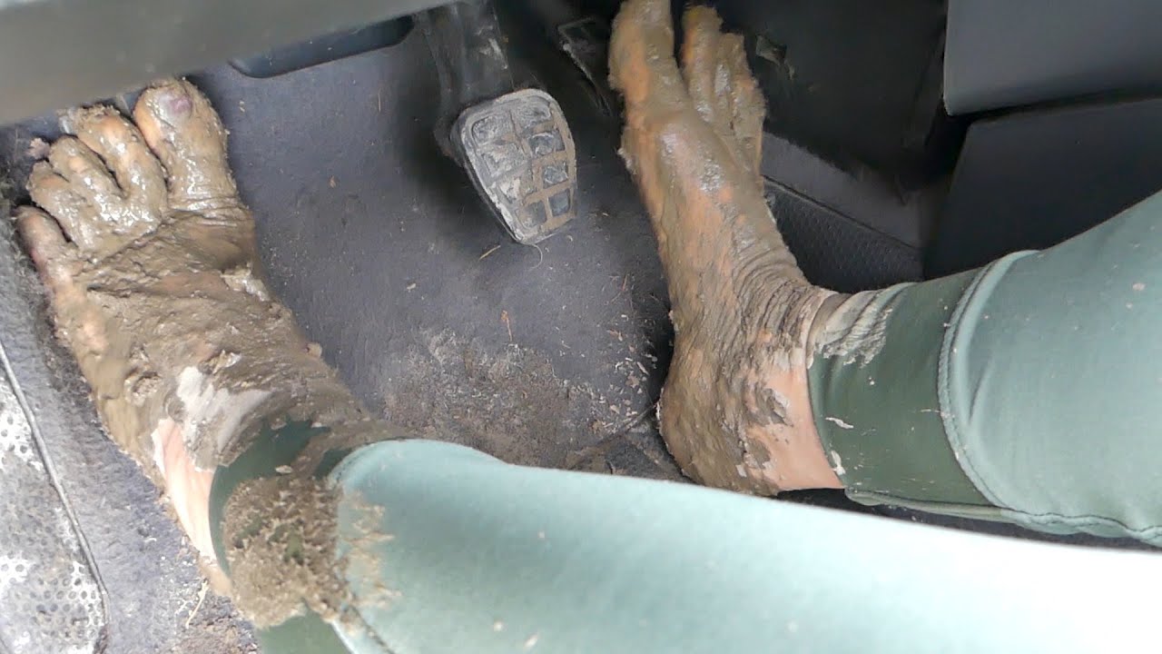 Frau steckt mit Auto im Matsch fest | Lady stuck with car in mud | CARSTUCK TV