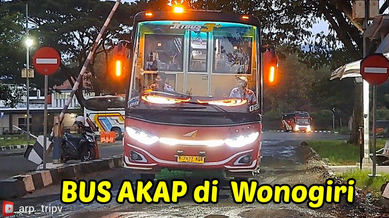 Jalan keluar Terminal Bus Akap Wonogiri Rusak