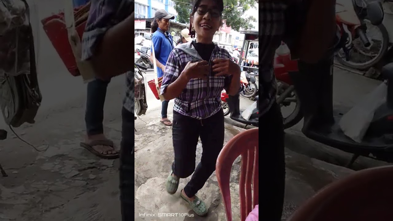 jualan sambil menghibur 