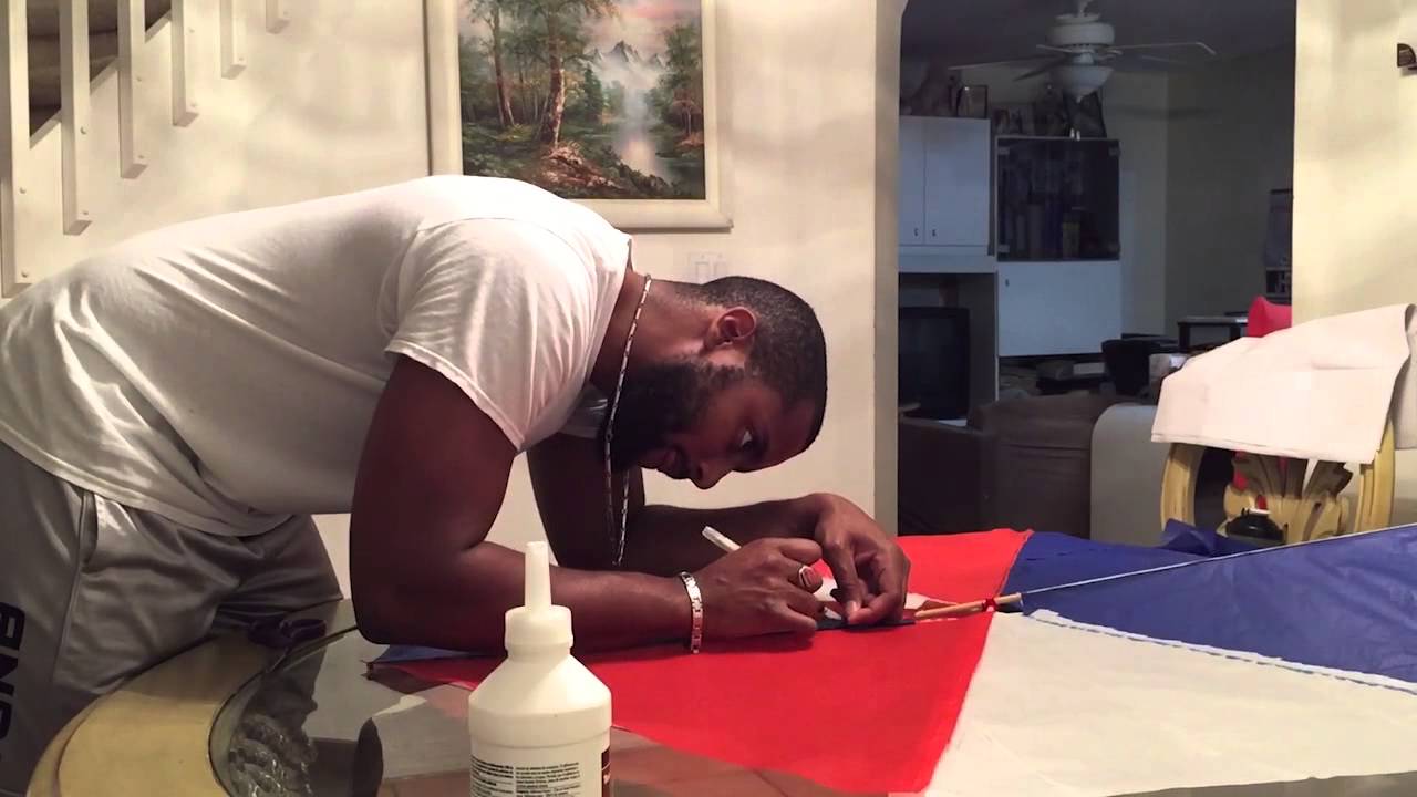Timelapse of Building A Haitian Kite