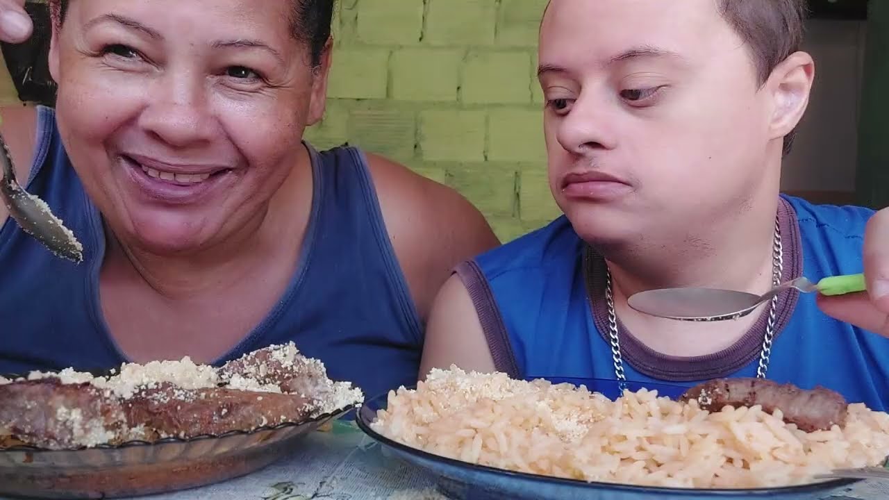 COMENDO CARNE DE CUPIM FRITA ARROZ E FAROFA 