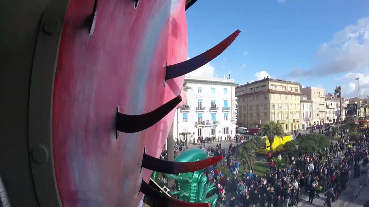 Dentro un carro di Carnevale