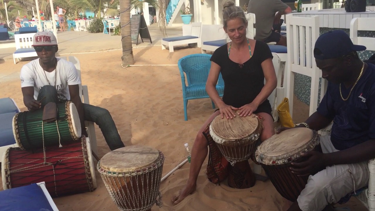 Djembe les met nieuwe oefeningen. Met John Sissoko Kandra