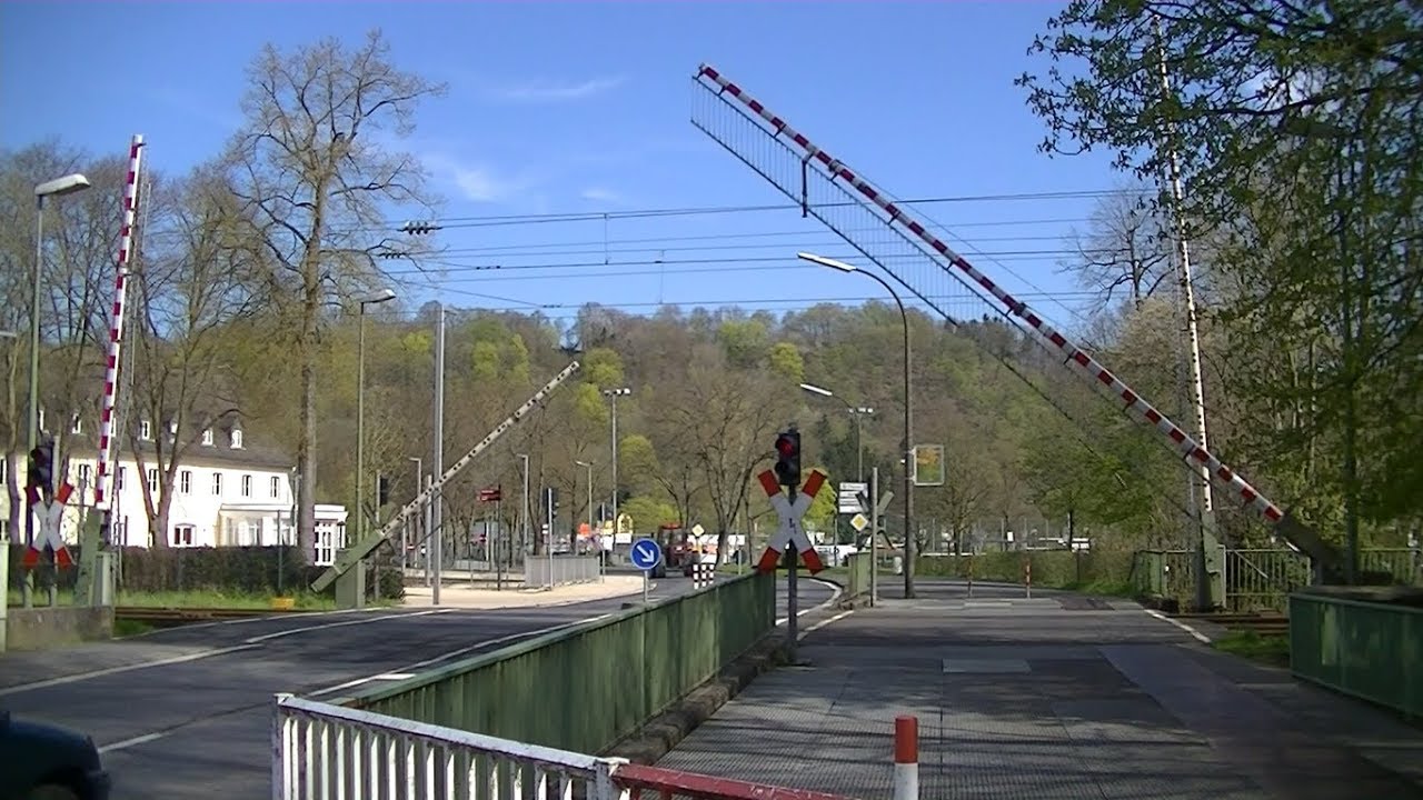 Spoorwegovergang Eitorf (D) // Railroad crossing // Bahnübergang