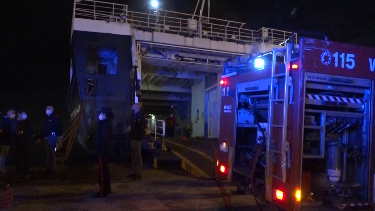 Ischia. Dopo l'incendio il traghetto 