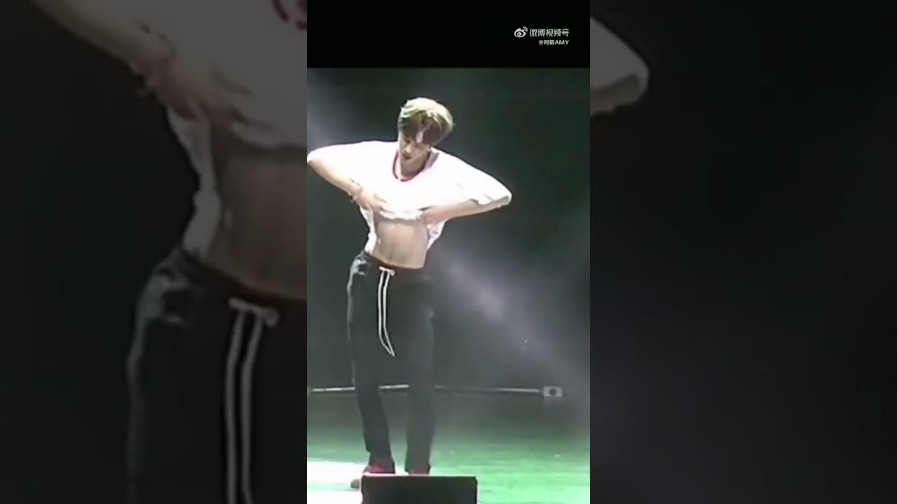 Wang Yibo showing off his abs WITHOUT hesitation 😌🔥