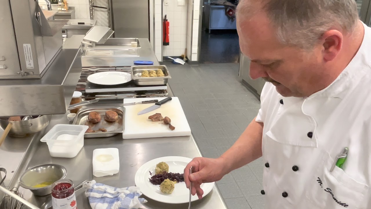 Anrichten von Ente mit Rotkraut und Semmelkn&ouml;del