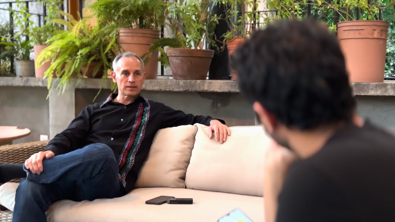 Hugo López-Gatell en entrevista con El País