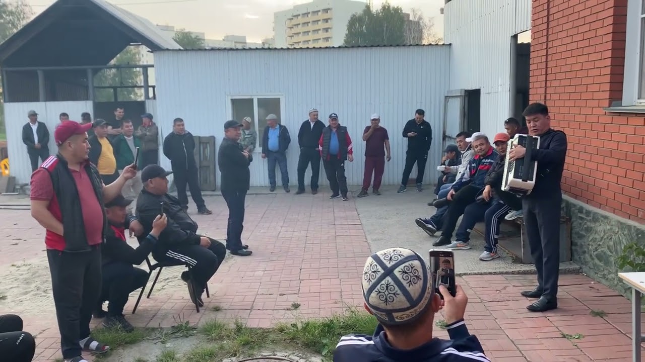 Новосибирск шаарында Кара Кулжа жааматы тойдо кызматта
