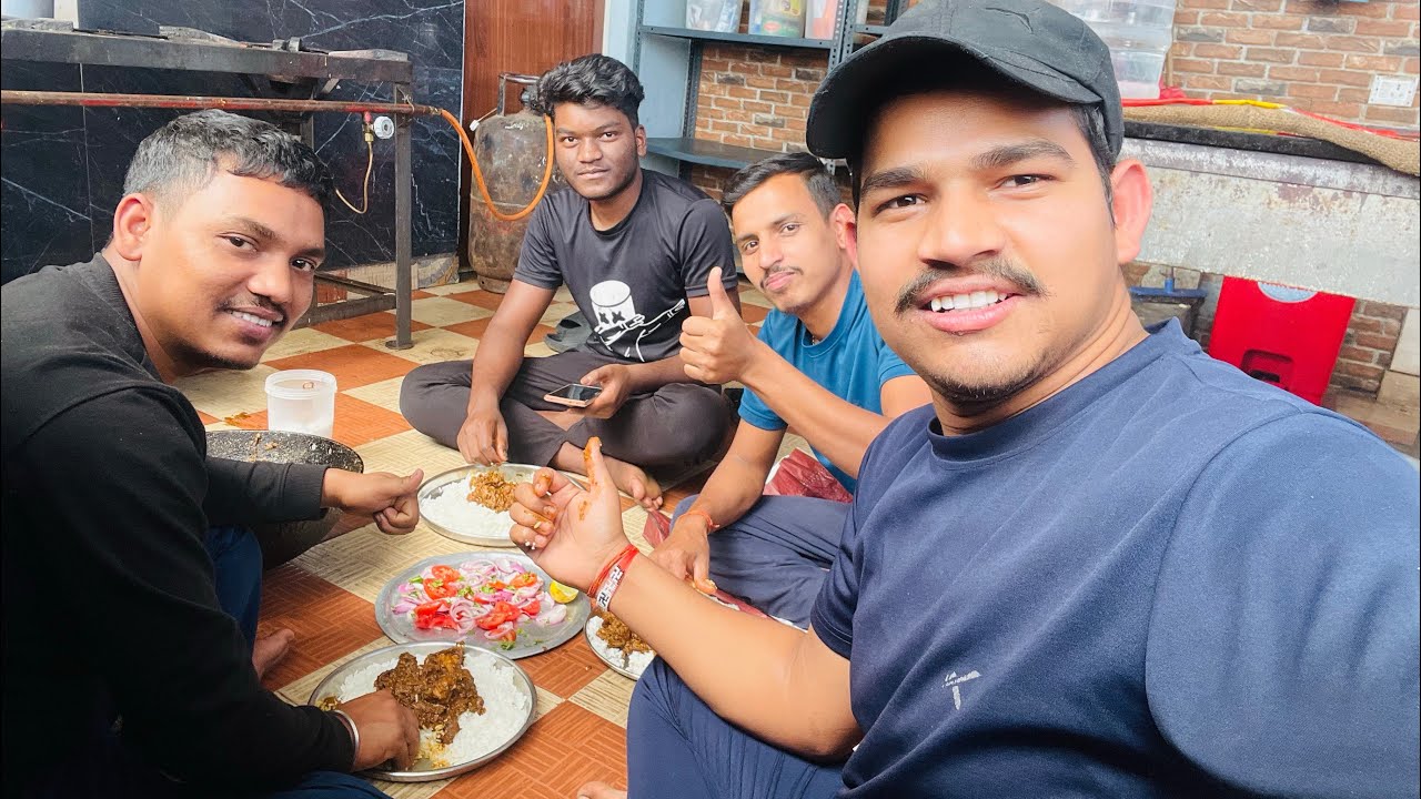 Aaj Raju Bhai Ke PG Mein Chicken Party 😋 || Bengaluru PG || #vlog 
