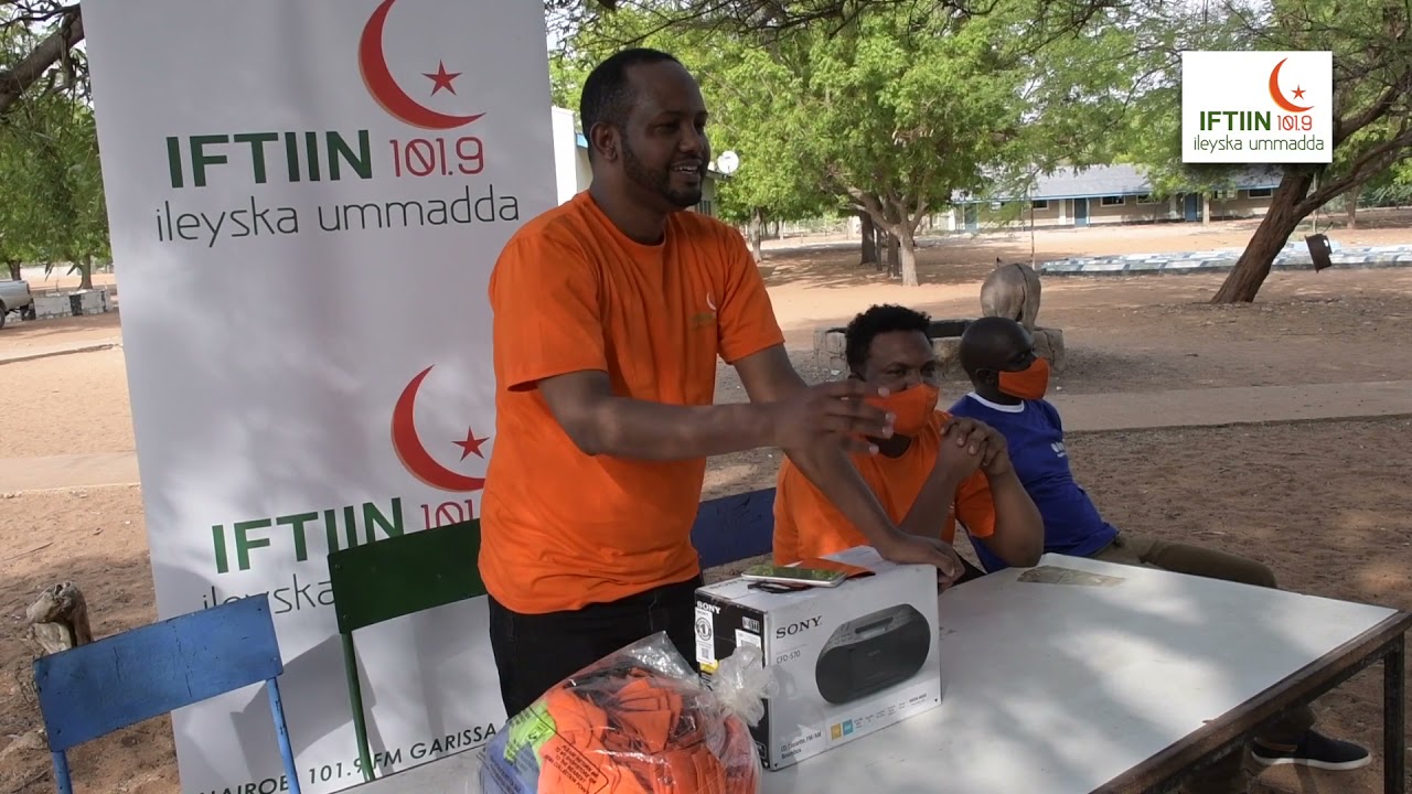 Iftiin FM awarded pupils of Sankuri primary school with a radio set for education programs