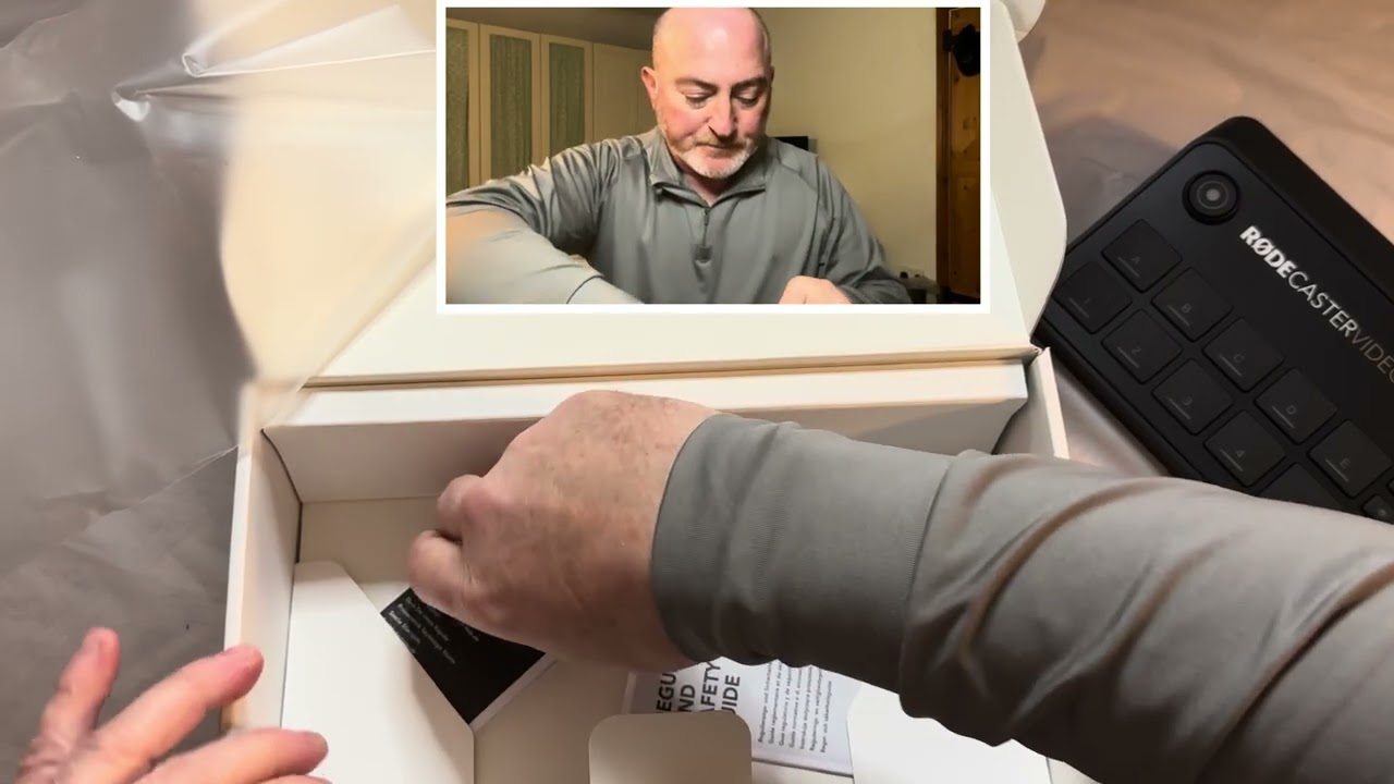 Unboxing the R0DECASTER VIDEO S….. Very Nice 👌😲