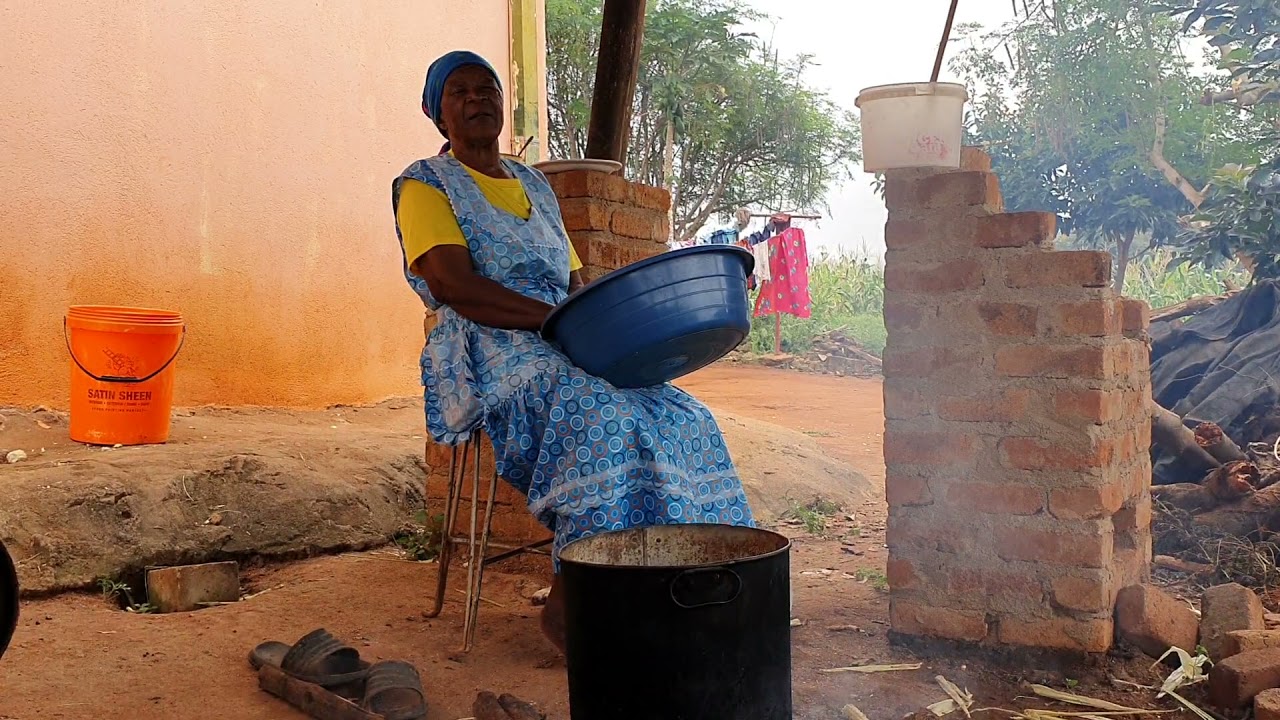 Mapulana; Sepulana: Old lady praising the baPulana tribe.