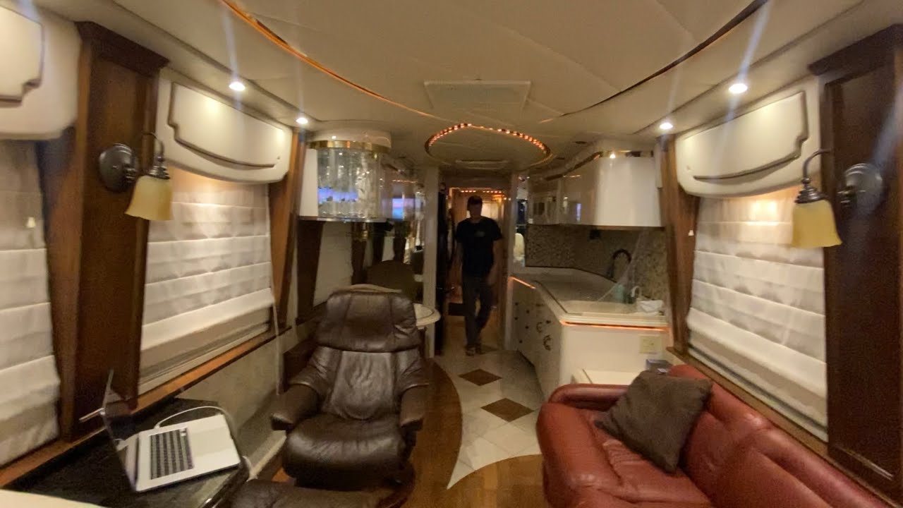 Wanderlodge rv wherl hub and airbag issues. Beautiful rv interior.