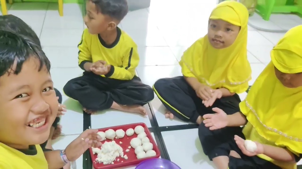 Asyiknya Membuat Cemplon Makanan Khas Gunungkidul, TK IT TUNAS MULIA