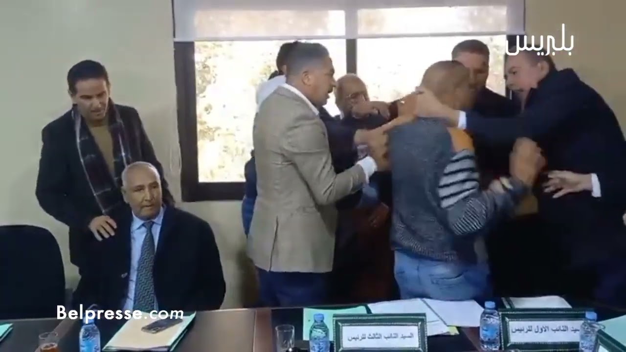نايضة بمجلس جماعة عين عتيق خلال دورة الاستثنائية متعلقة بنقطة تتعلق بالنظافة