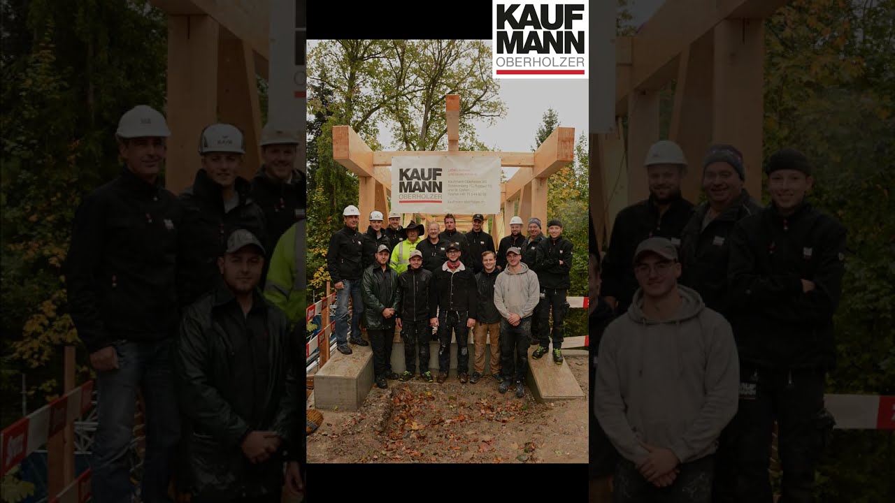 400 Tonnen-Pneukran hebt grosse Holzbr&uuml;cke