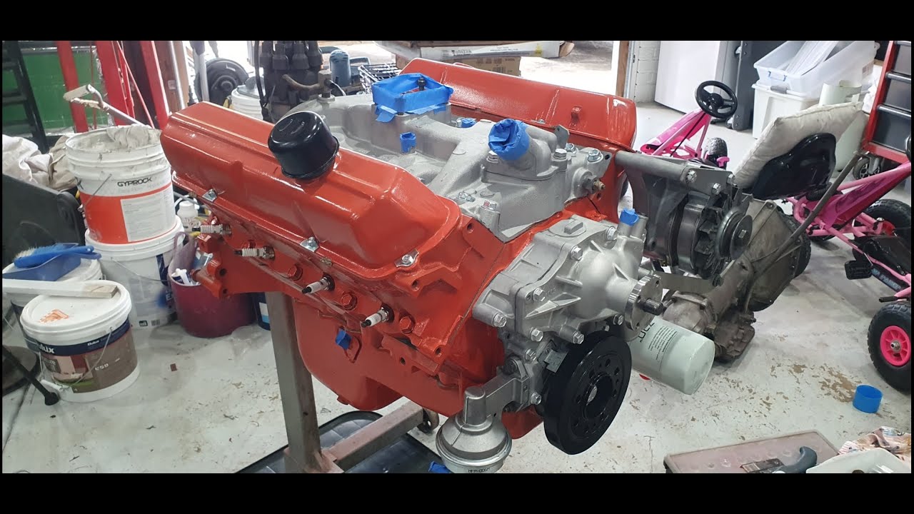 Покраска двигателя Holden HQ GTS 253 в правильный цвет Rocket Red (ранний Rocket Red).