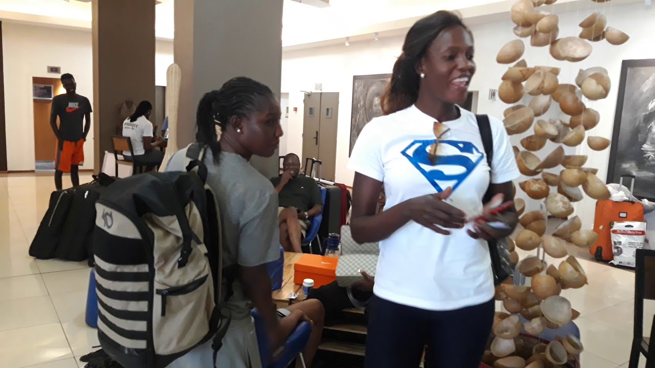 SÉNÉGAL ŔEK Paco  avec les lionnes de basket-ball à l'hôtel Novotel de Dakar