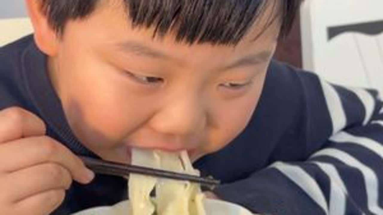 儿子想吃我做的羊肉烩面自己扯面的那种，炖一锅羊肉汤，配上自己扯的面，那真是一个鲜、香，面条也筋道，妈妈的家常味，走到哪里都会想念，你们都回去过年了没？#羊肉烩面 #做饭小技巧 #小学生午餐 #妈...