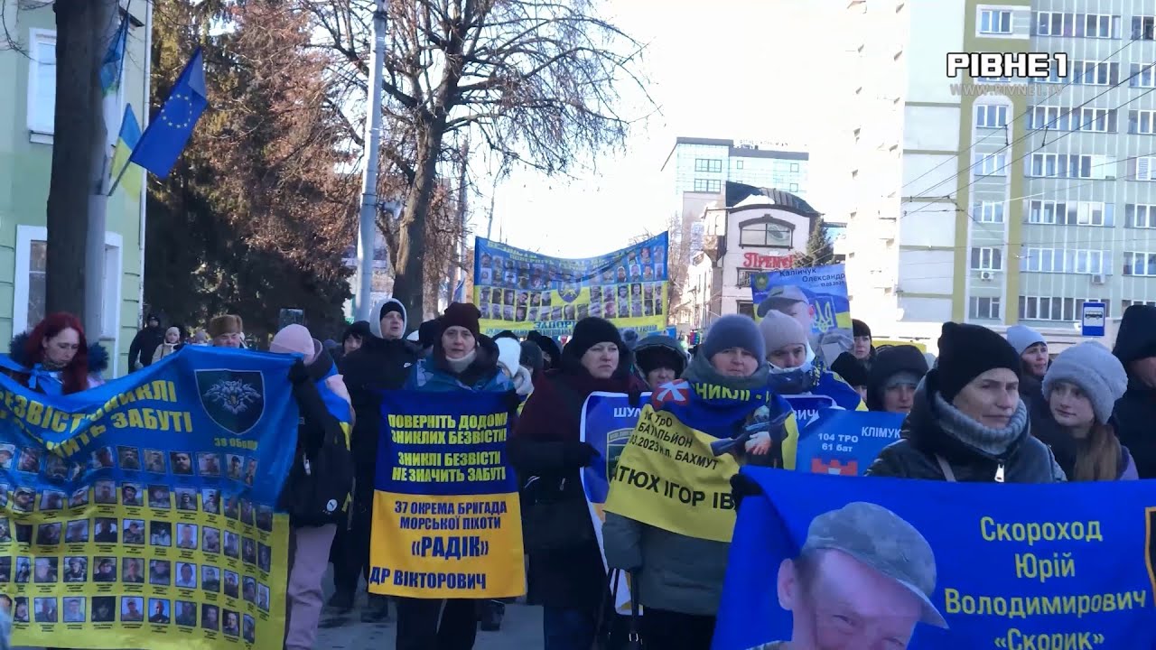 Майже тисяча людей в центрі Рівного вийшли на мирну акцію