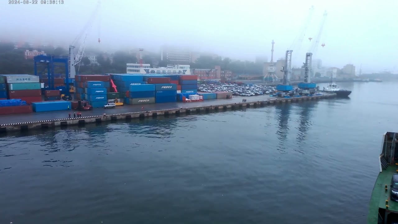 Швартовка судна типа РО РО  Туман присутствует.