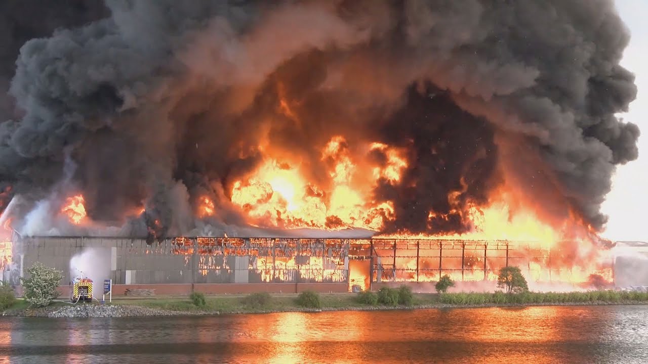 [GROßBRAND BREMEN] FLAMMENINFERNO & RIESIGE RAUCHWOLKE | GROßEINSATZ FEUERWEHR BREMEN | O-TÖNE uvm.