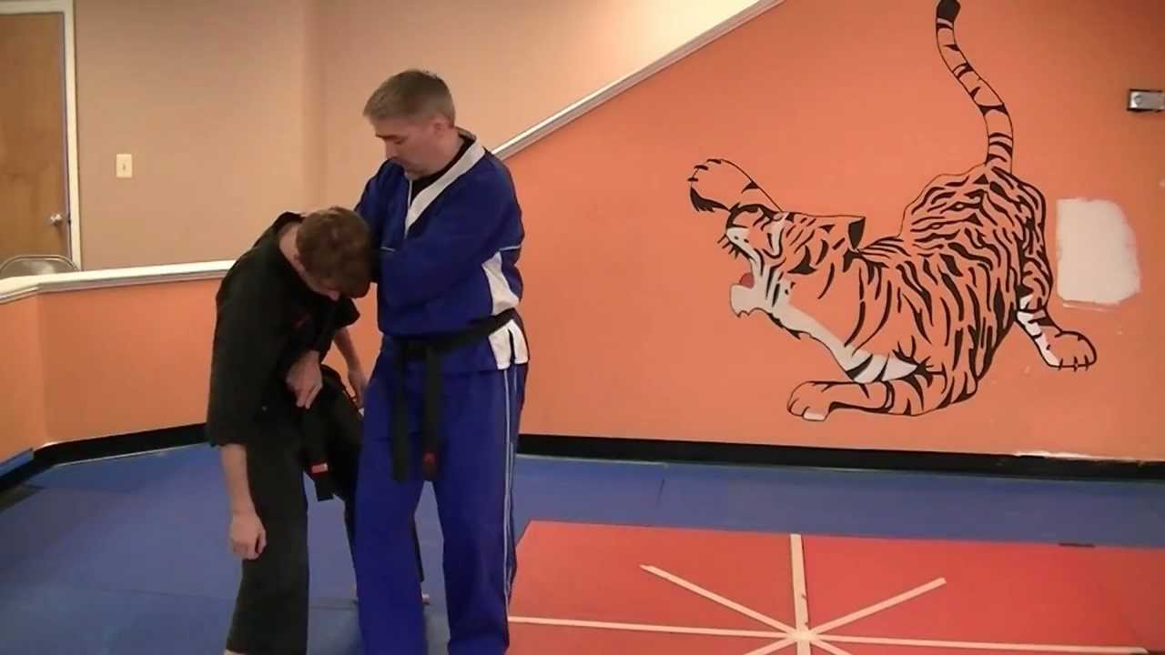 Locking Horns with extension - Kenpo self defense technique for a front headlock