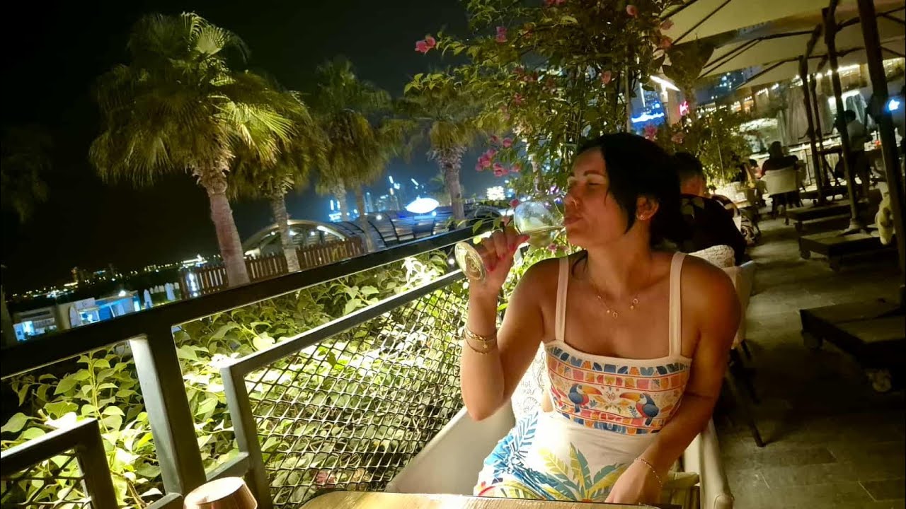 Nie opłacało się ale było warto - piąteczek w Dubaju i cena wina w knajpie na plaży 