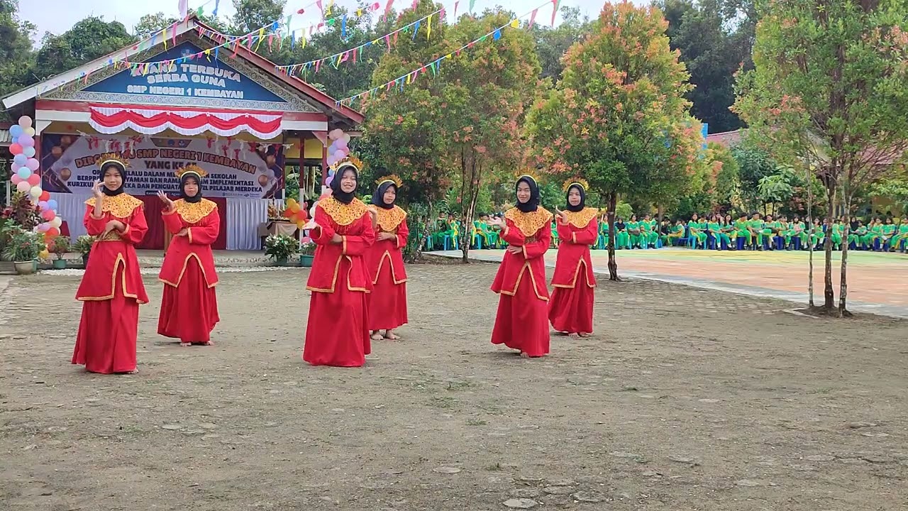 Tarian Pembukaan Acara Hut ke-45 SMP Negeri 1 Kembayan by Gadis Melayu
