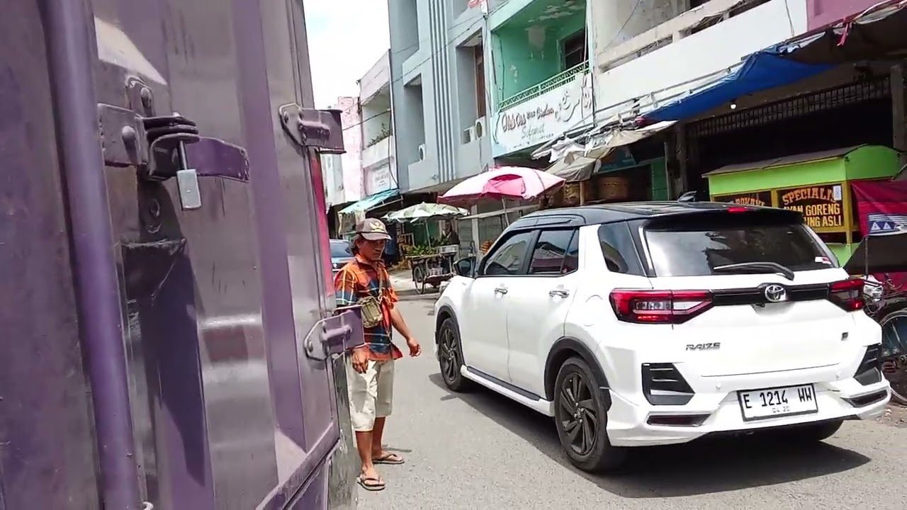 Menyelusuri kota Cirebon.