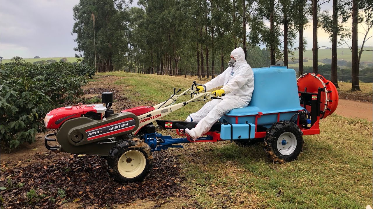 MICRO TRATOR AGRITECH AF14 PULVERIZANDO CAFÉ — Perfeito para o Pequeno Agricultor!