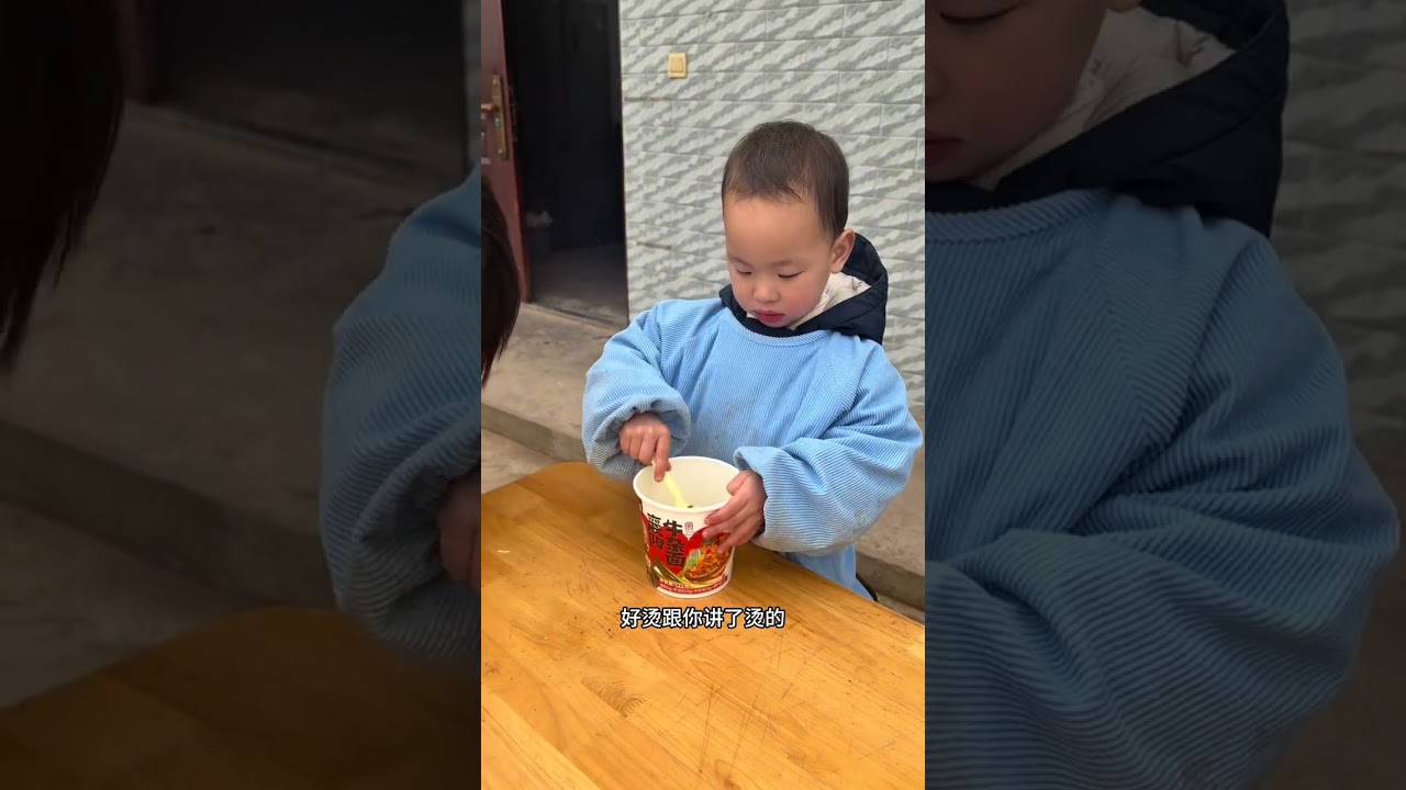 （库存） 在乡下唯一不好就是不能点外卖， 下午饿了，煮点泡面吃吃， 龙凤胎兄妹第一次尝试吃泡面，结果…………  #我的乡村生活 #农村生活记录 #原创视频 #村里日常   抖音