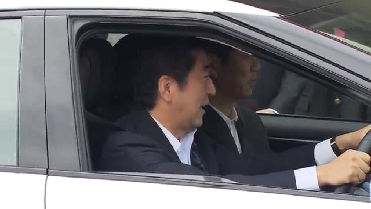 Japan's Prime Minister Test Drives Toyota's Fuel Cell Sedan