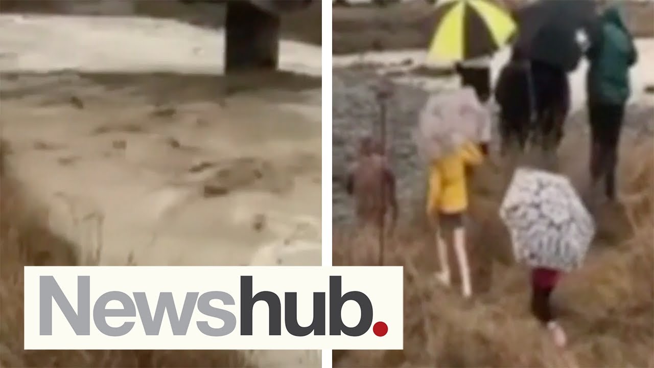 Startling moment Canterbury residents watch river go from bone dry to raging torrent | Newshub