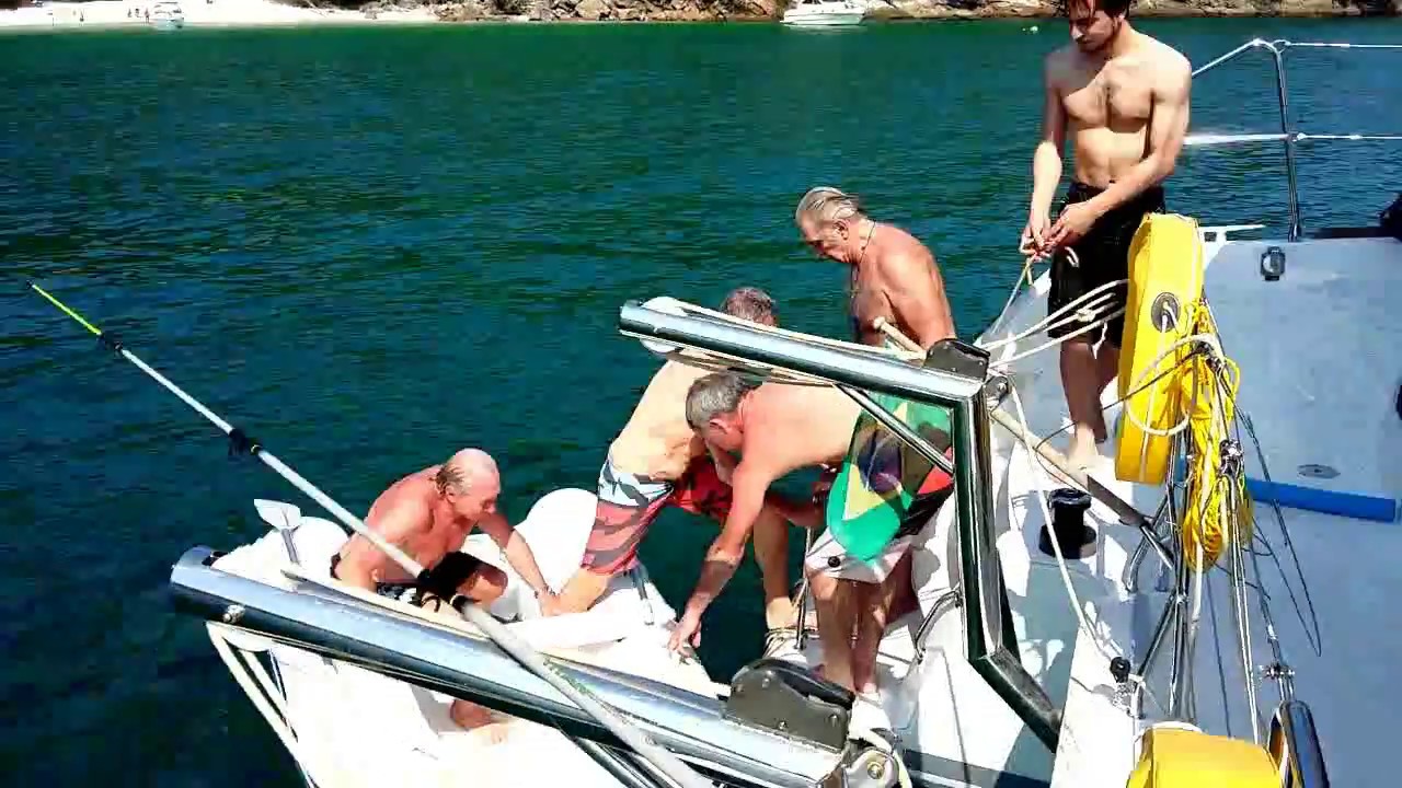 Daniel Serra con TIMONELES Y PATRONES de vela motor navegando un Lagoon 400 en Angra Dos Reis Brasil