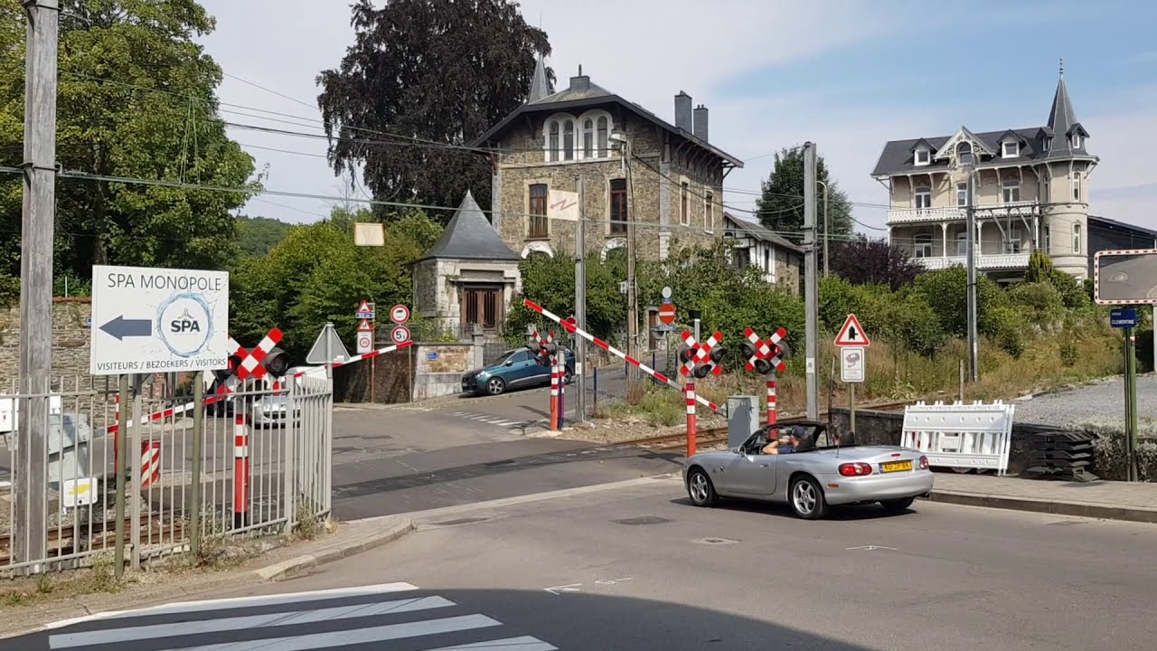 Klassiek motorstel NMBS 642 aan overweg in Spa. Automotrice classique au passage à niveau à Spa.