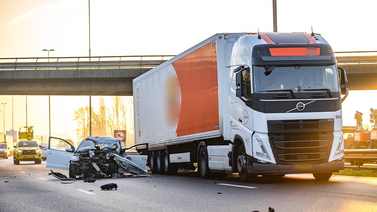 26-jarige bestuurster overleden na ongeval met vrachtwagen