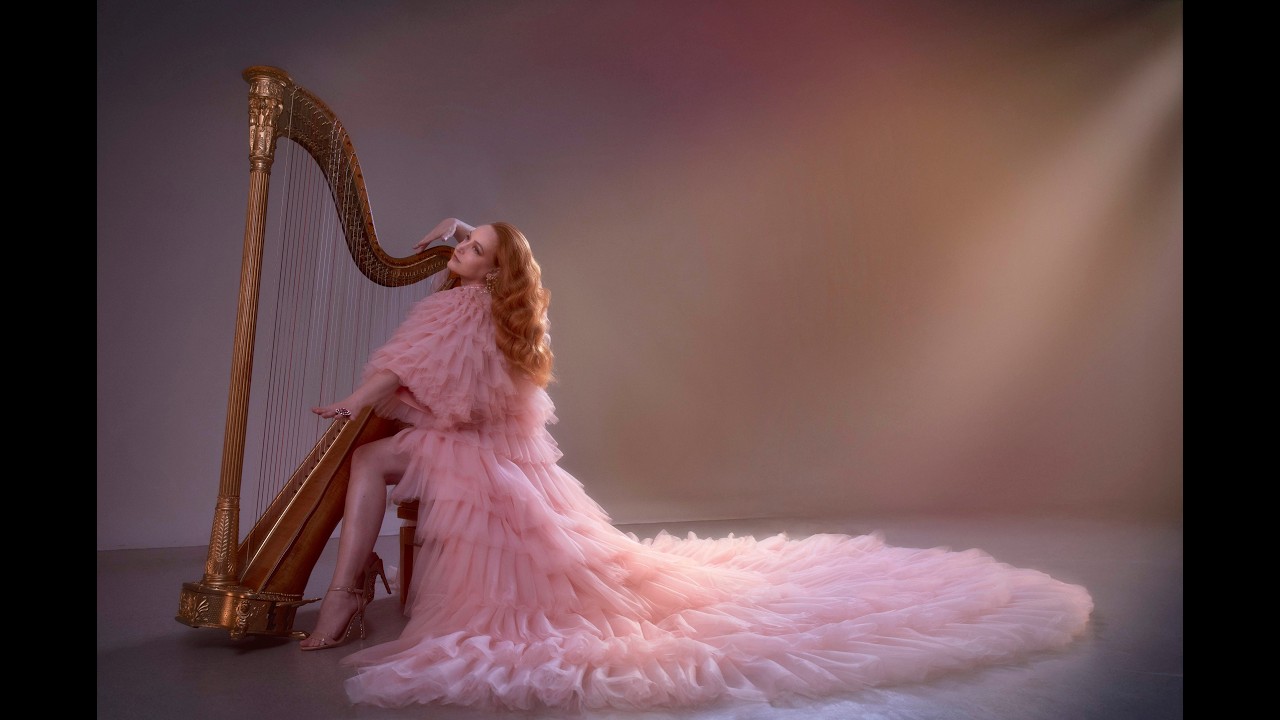 Harpiste Mechteld Karlien, live harp performance, harp album, into the void, church performance
