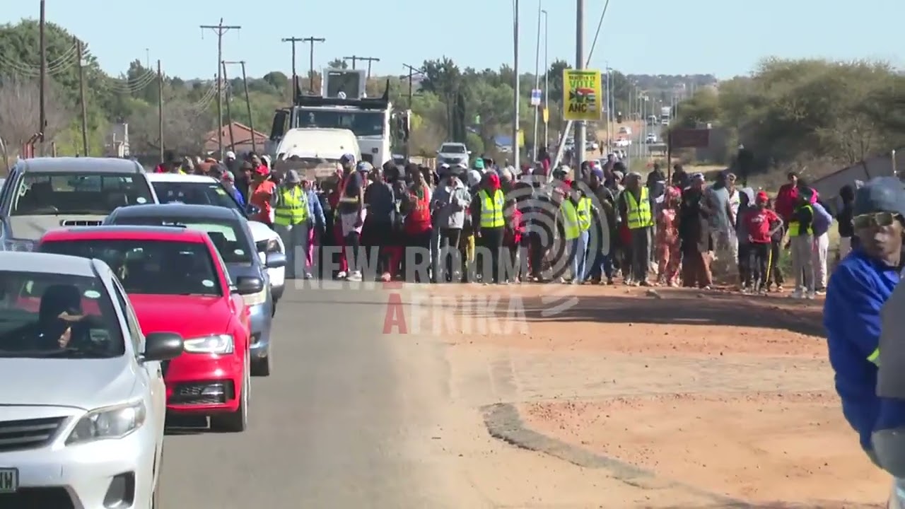 Magogoe Tshepang Village residents march to Home Affairs, municipality