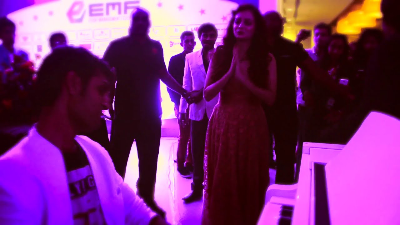 Playing Zara Zara in front of Dia Mirza | Rilav Shah