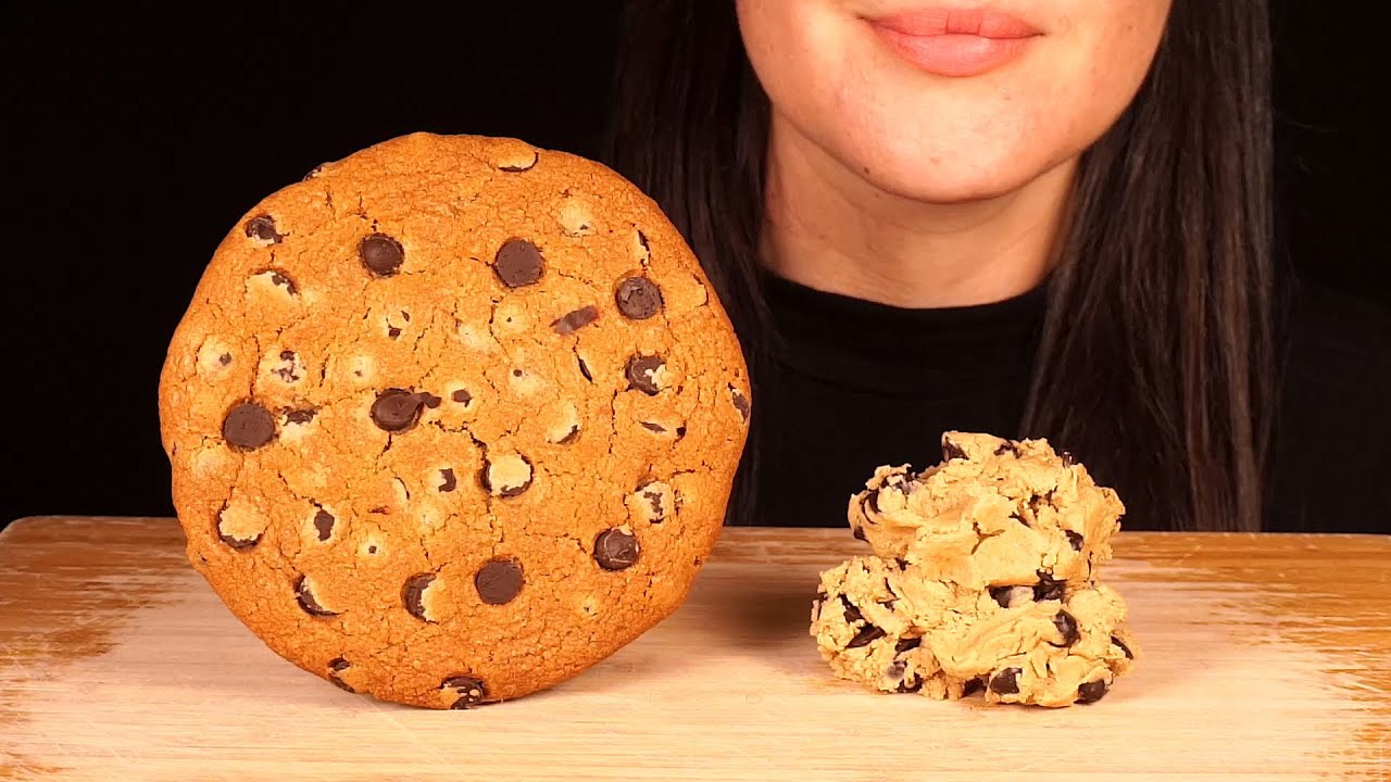ASMR Cookie VS Cookie Dough ~ Chocolate Chip (No Talking)
