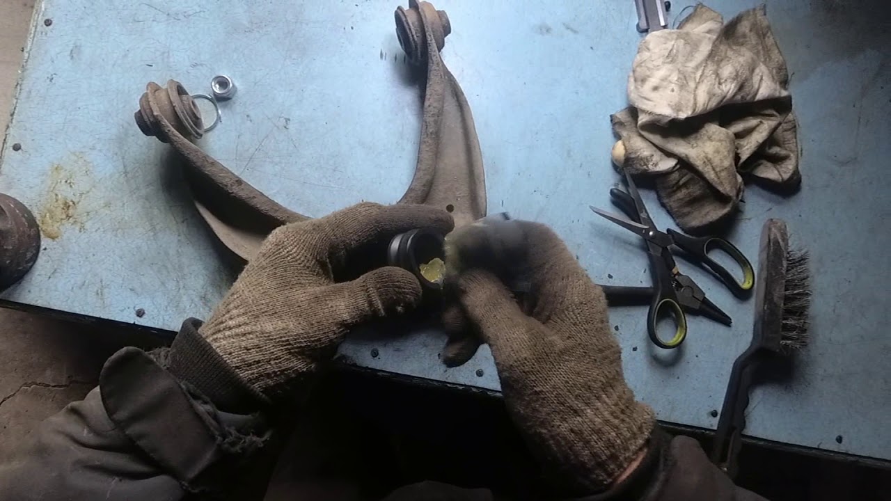 Mazda. 6. Замена верхней шаровой.