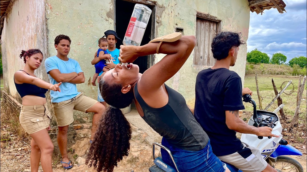 MULHER ALCOÓLATRA SAI PARA BEBER E DEIXA CRIANÇAS EM CASA SOZINHA 