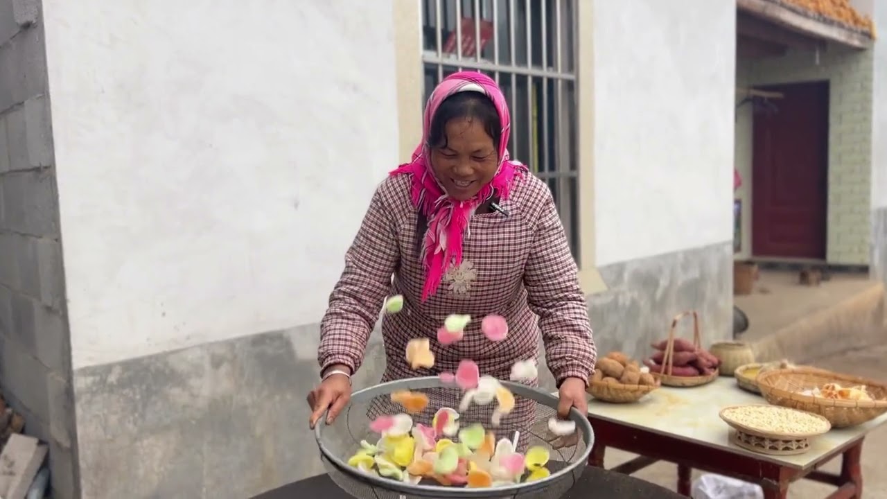 在妈妈们那个年代，因为穷没有油，只能用沙来炒“零食”，沙炒洋芋、沙炒玉米、沙炒红薯、沙炒洋芋片你有吃过吗#乡村守护人 #沙炒洋芋片 #沙炒洋芋 #乡村美食 #记录真实的农村生活 @DOU+上