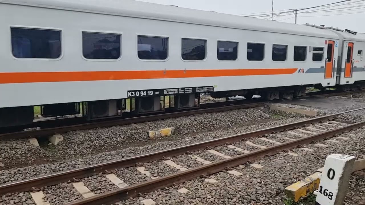 @wandaTau-ru8uu Urang tungguan Cikuray lewat #keretaapi 